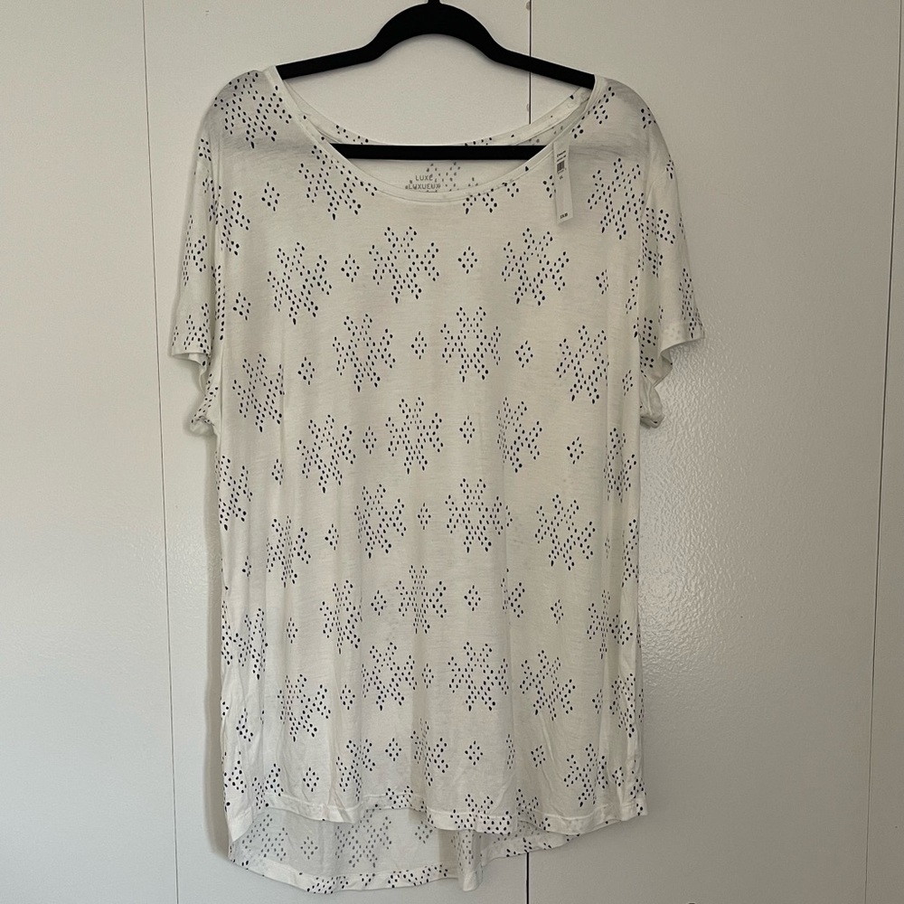 NWT gap factory luxe tshirt. White with deep, navy blue pattern. Super soft! XXL